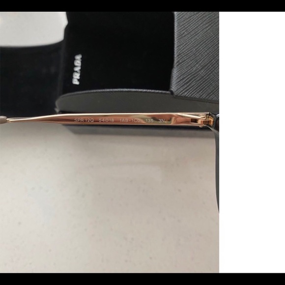 Prada sun glasses perfect condition no scratches - Picture 2 of 4